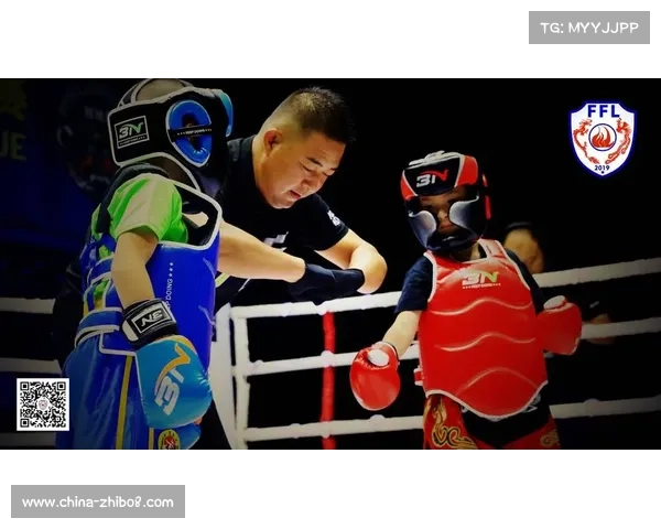 华云擂女子MMA对决,杨青青与森巴提·木合依提展现巾帼风采。